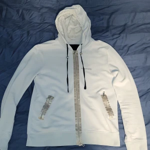 Limatato zip hoodie - Hej säljen min limitato zip hoodie tröjan är väl använd och han lite små defekter men inget stort. Storleken är M men jag skulle säga att den är lite mindre än de. Fråga gärna om ni har några funderingar. Priset kan diskuteras 