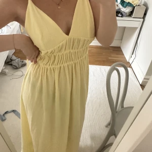 Gul sommarklänning - Så fin gul klänning som aldrig är använd😍😍
