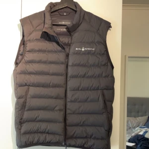 Sail racing väst - Säljer nu denna snygga som är använd ett fåtal gånger. Modellen är M men sitter som S. Hör av dig vid frågor! 