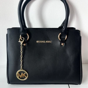 Michael Kors väska  - Oanvänd MK väska i nyskick. Har bara varit i garderoben! Bredd 32 cm, höjd 24 cm och djup 14 cm. 