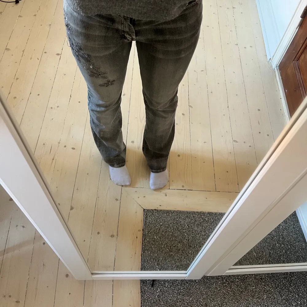 Otroligt fina low waist jeans med glittriga blommor både fram och bak. Även bootcut! ❤️❤️. Jeans & Byxor.
