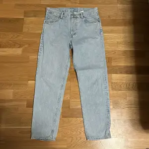Weekday jeans, modell barrel, storlek 30/30. Bagge jeans i mycket fin färg inför sommaren