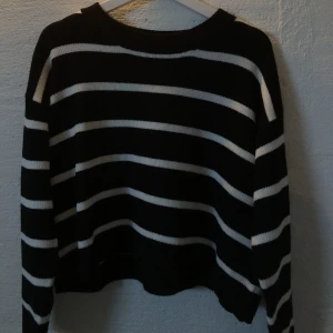 Randig stickad tröja  - Jätte skön stickad tröja som aldrig är använd🤗 