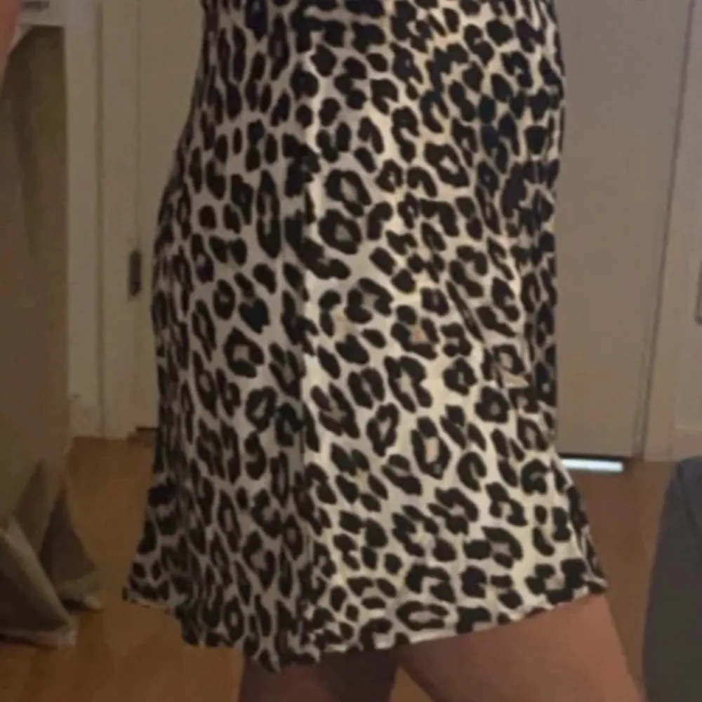 Snygg kjol i leopard mönster, aldrig använd. . Kjolar.