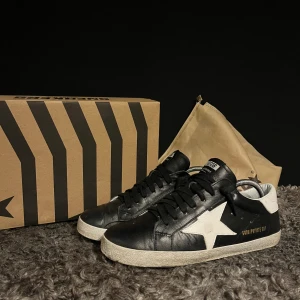 Golden Goose skor - Säljer ett par riktigt feta Golden Goose skor i storlek 41 men passar även 42❕Skorna är i mycket fint skick och det medföljer box samt dustbag💯 Vid funderingar är det bara att höra av sig🤙