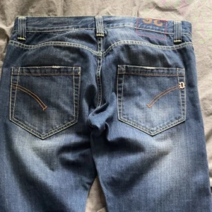 Dondup Jeans ”lover” - Dondup jeans i riktigt bra skick. Tveka inte på att höra av dig vid frågor! 