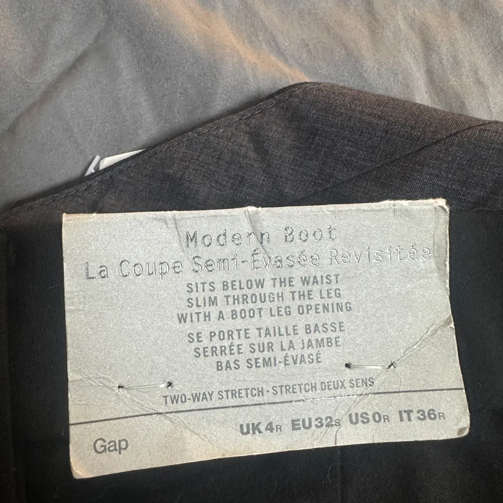 Säljer ett par nya Lågmidjade svarta kostymbyxor från märket GAP. De faller väldigt fint på benen! Storleken på ettiketten år eu 32, men de är också som 34. Midjemåttet är 38 och innerbenslängden är 83. ifall man vill sprätta upp finns 5cm + 💕. Jeans & Byxor.