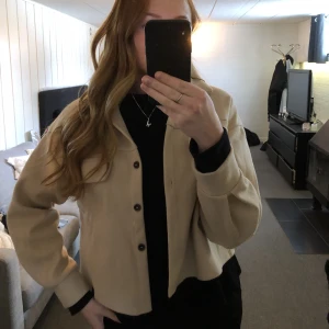 Vår/sommar jacka  - Väldigt fin kort ”kappa” som tyvärr knappt kommit till användning så den är som ny!🤗 passar perfekt till sommaren😍