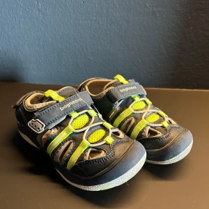 Barnsandaler - Barnsandaler i storlek 27 Aldrig använda