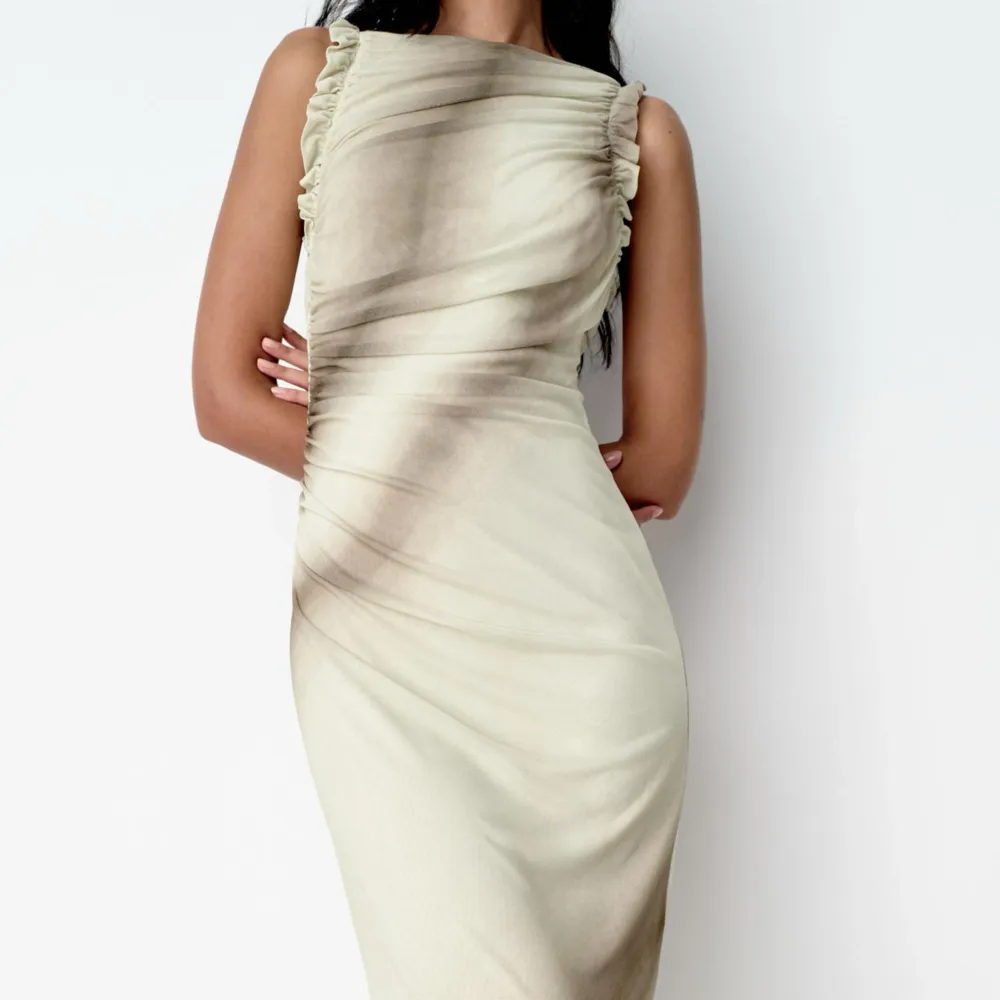 Säljer denna fina klänning från zara <3 Har aldrig använts och prislappen finns kvar 💗Dm för egna bilder!. Klänningar.