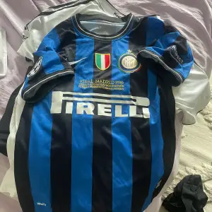 Milito Inter retro tröja riktigt bra gjort med all patches från cl det året. Aldrig använd.