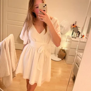Studentklänning  - Jätte Fint skick. Behövs tvättas. Väldigt flexibel i storleken då man kan knyta åt den med bandet så den sitter smickrande på.