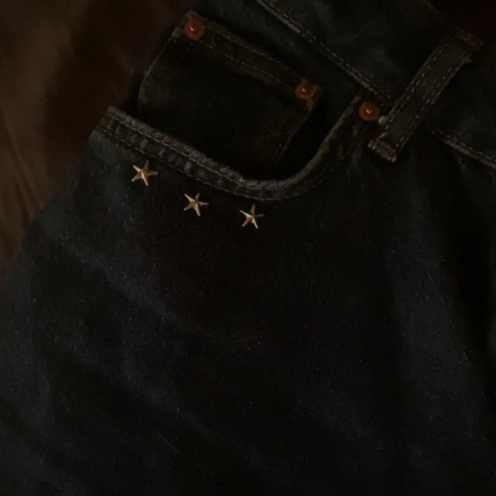 Mörkblåa bootcut jeans!  Inga defekter, se detaljer sista bilden🩷 Midjemått- 37cm Innerbenslängd- 83cm Passar mig som är 180🩷  Skriv vid frågor🩷. Jeans & Byxor.