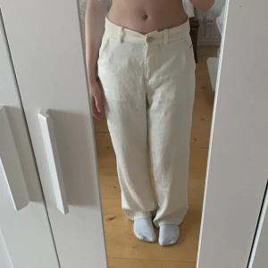 Ljus biege byxor - Ganska bra skick, säljer för att jag inte använder dem,