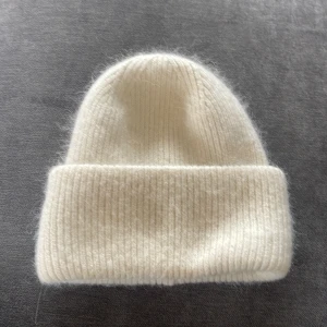 Vit mössa  - Säljer denna jätte fina stickade mössa pågrund av att jag inte använder den. Vet ej vart den är ifrån. Den är precis som ny, användt den ca 2 gr. 💘 