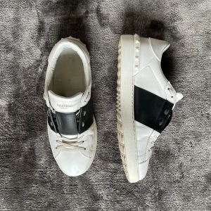 Valentino open  - Säljer mina feta valentino open skor i storlek 42,5. Skick enligt bild. Solklart äkta. Om ni har frågor eller vill ha fler bilder så skickar jag privat