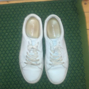 Vagabond sneakers - Sköna vagabound sneakers bra skick inget fel på dom inget är trasigt bara lite smutsiga, dom är storlek 43 hör av er om ni har några frågor.