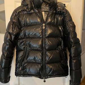 Svart moncler maya i storlek 2 (small-medium) Skick 8,5/10 