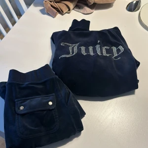  Juicy couture sett  - Mörk blå färg. tröjan är S byxorna XS. Använd runt 10 gånger. Säljer eftersom det inte används