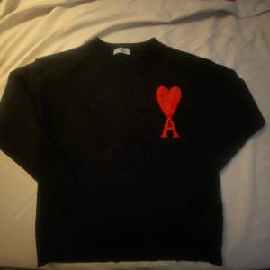 En svart ami paris tröja i bra skick då jag säljer den då den in kommer till användning.
