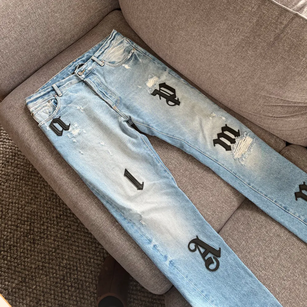 Säljer dessa riktigt sköna jeans från Palm Angels, nypris 10 000kr. Meddela mig gärna vid funderingar.. Jeans & Byxor.