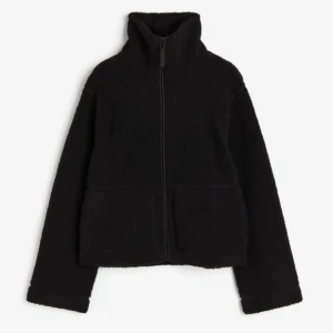 Hm teddyjacka -  INTRESSEKOLL på min fina jacka ifrån hm, Den är HELT slutsåld! Den är i bra skick! Så fin jacka verkligen kollar intresset då den inte kommer till användning längre🩵