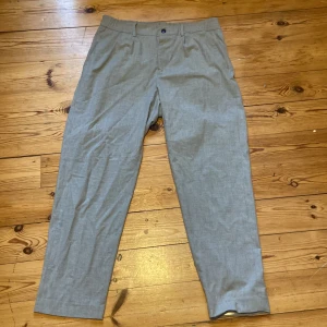 Grå kostymbyxor - Grå kostymbyxor från mango, storlek M