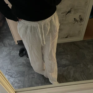 Linnebyxor - Supersköna linnebyxor köpta på en marknad i spanien. Bra skick. Skriv privat om du undrar något💕