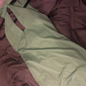Mint klänning  - Ish Mintgrön klänning ifrån Nelly, sitter mot kroppen! Man knyter den vid nacken!Endast testad! Passar även dig som har S i storlek