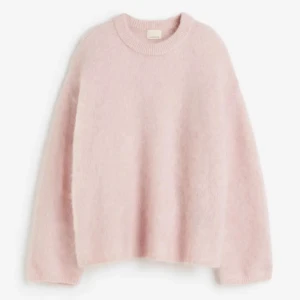 Ljus rosa stickad tröja  - Jättefin ljus rosa stickad tröja från h&m. Den är i storlek L men passar mig som är i S