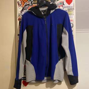 Bra skick  Snygg blå zip hoodie med gråa och svarta detaljer