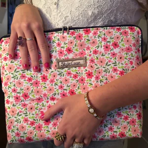 Datorfodral Floral - Datafodral Floral är gjort på återvunna tygbitar. Passar de flesta skoldatorer. 💞 med miljön i tanken. (Endast Swish)