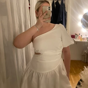 studentklänning med puffärm - Säljer nu en vit studentklänning med puffärm. Då jag upplevde att den var tajt. Endast testad en gång 