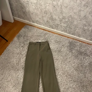 Kostymbyxor Vero Moda - Kostymbyxor från vero Moda, de är mörkgrå men dras lite åt det mörk gröna hållet. Om fler bilder önskas så är det bara att skriva. Väldigt fina!🩷