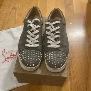 Hej! Säljer Louboutin skor åt en kompis som ej passar längre. Storlek 43. Några spikar fattas men annars felfria. Skriv gärna för fler bilder!