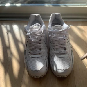 Nike air Max 90 - Jättefina sneakers från Nike. Använda endast 2ggr, säljes endast pga att dom är för smala för mina fötter. 