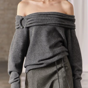 Stickad tröja - En fint mjuk stickad tröja helt oanvänd. I toppskick, har tyvärr aldrig används. Den är super mysig men samtidigt as snygg.