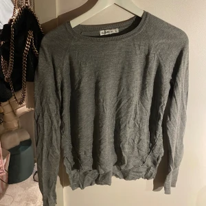 Tröja - Tröja ifrån zara, mjukt material🤍Lite skrynklig just nu då den legat i en låda länge, men blir fin igen efter en tvätt🤍