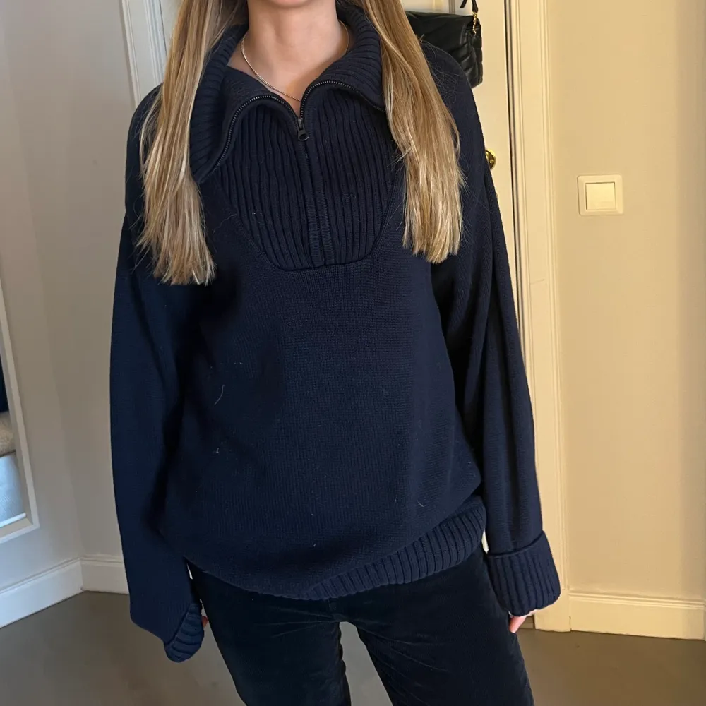 Marinblå stickad tröja fårn Zara med dragkedja, så användbar!!! Stl S. Tröjor & Koftor.