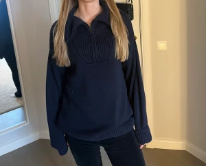 Stickad tröja Zara - Marinblå stickad tröja fårn Zara med dragkedja, så användbar!!! Stl S