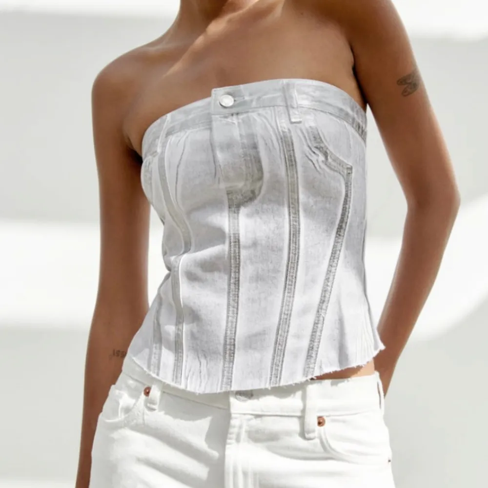 Snygg silver jeans topp från Zara som inte säljs längre. Skriv för fler bilder. Toppar.