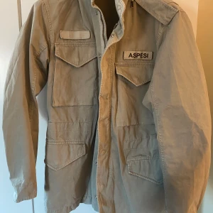 Aspesi M65 Fieldjacket Militärjacka - Säljer en riktigt snygg vårjacka från Aspesi i storlek S. I mycket bra skick :) 