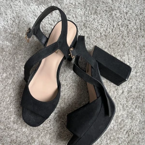 Svarta klackskor - Svarta klackar. Aldrig använda utomhus bara testade inne. 