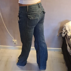 Lågmidjade jeans - Säljer dess jeans från gap, då de inte passar. Ny pris ca 600, knappt använda. Pris kan diskuteras vid snabbt köp🥰