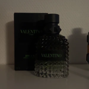 VALENTINO Uomo Born In Roma Green Stravaganz, EdT - Väldigt bra doft till sommaren. Har bara testat den på mig inget annat. Fler bilder skriv till mig.