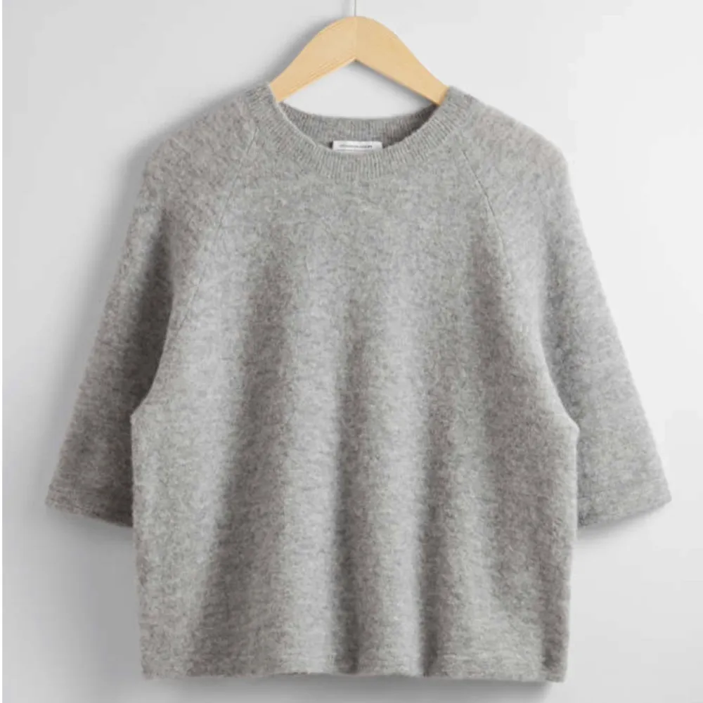 Superfin trekvartsärmad tröja från other stories💕säljer då jag vill köpa i en annan färg! Skriv för fler bilder . Tröjor & Koftor.
