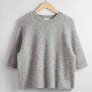 Superfin trekvartsärmad tröja från other stories💕säljer då jag vill köpa i en annan färg! Skriv för fler bilder 