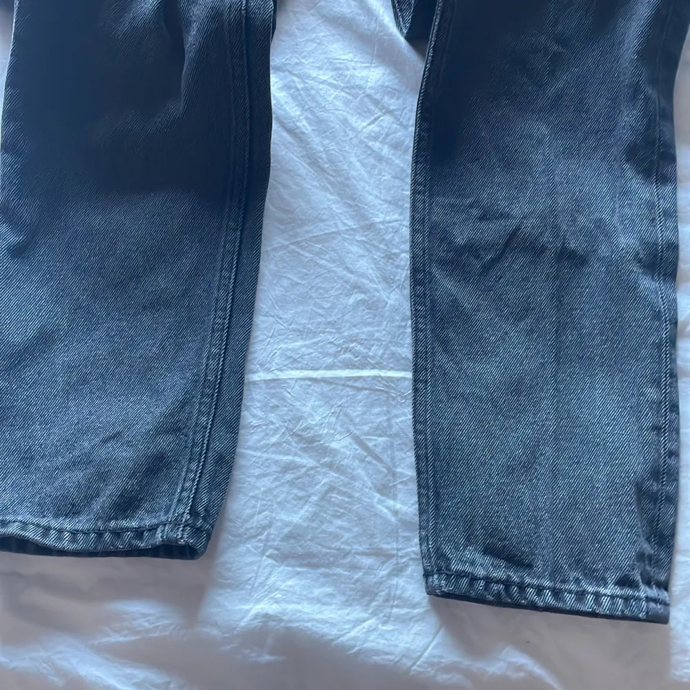 Fina raka/inte för breda svart/gråa jeans från monki som är högmidjade som tyvärr blivit för små och är i storlek xs. Jeans & Byxor.