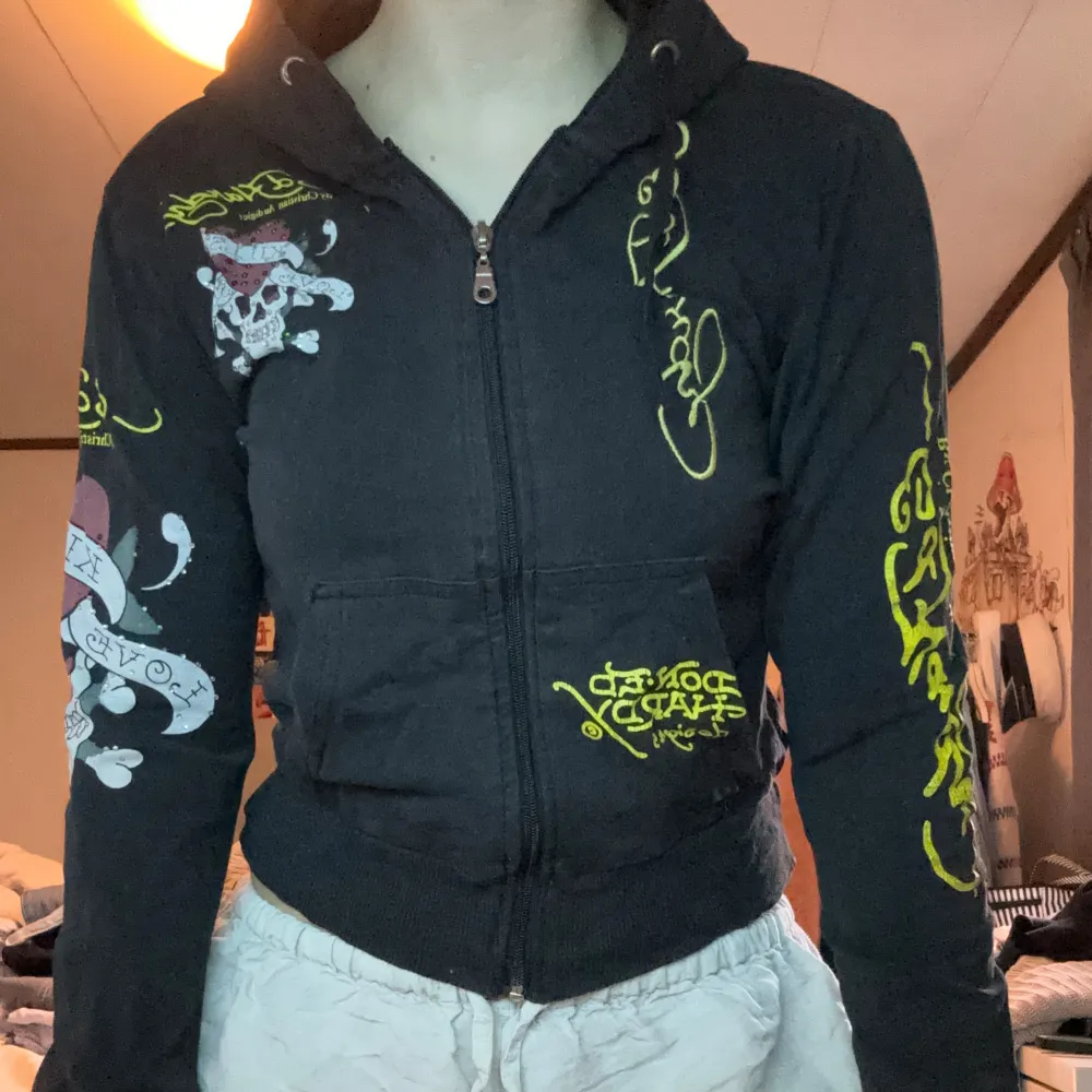 Skitsnygg ed hardy kofta!! Säljs eftersom den inte passade så som jag förväntade mig. Den har även ett litet litet hål vid den vänstra ärmen som kan skickas bild på vid fråga!!🩷🙏🏼. Hoodies.