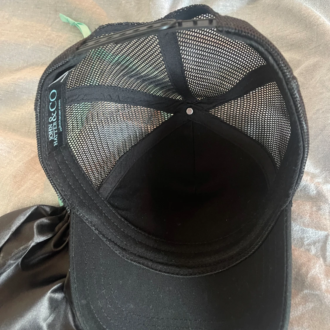 John Hatter ”Dressed for success” rubber cap - 91